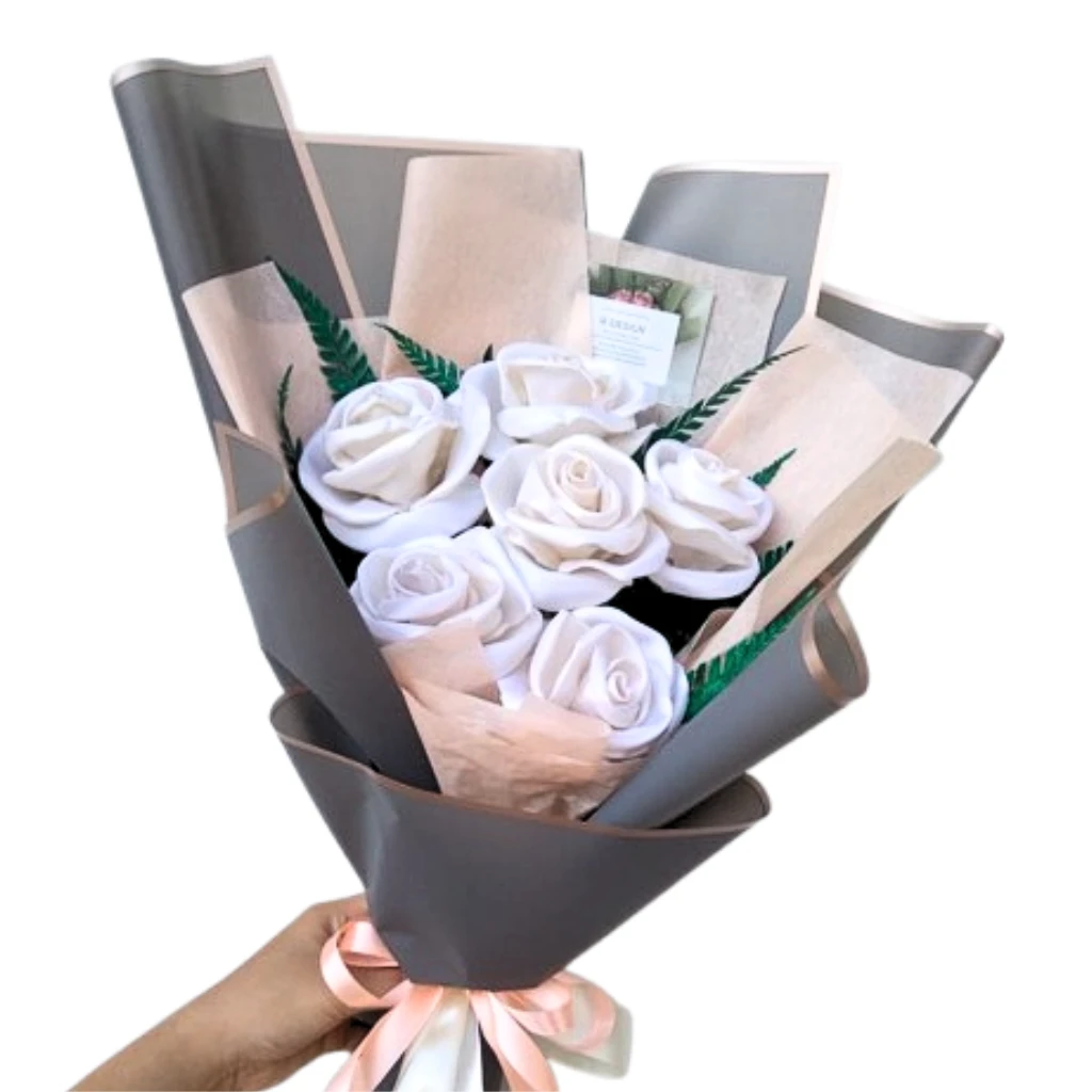 mini bouquet white flowers